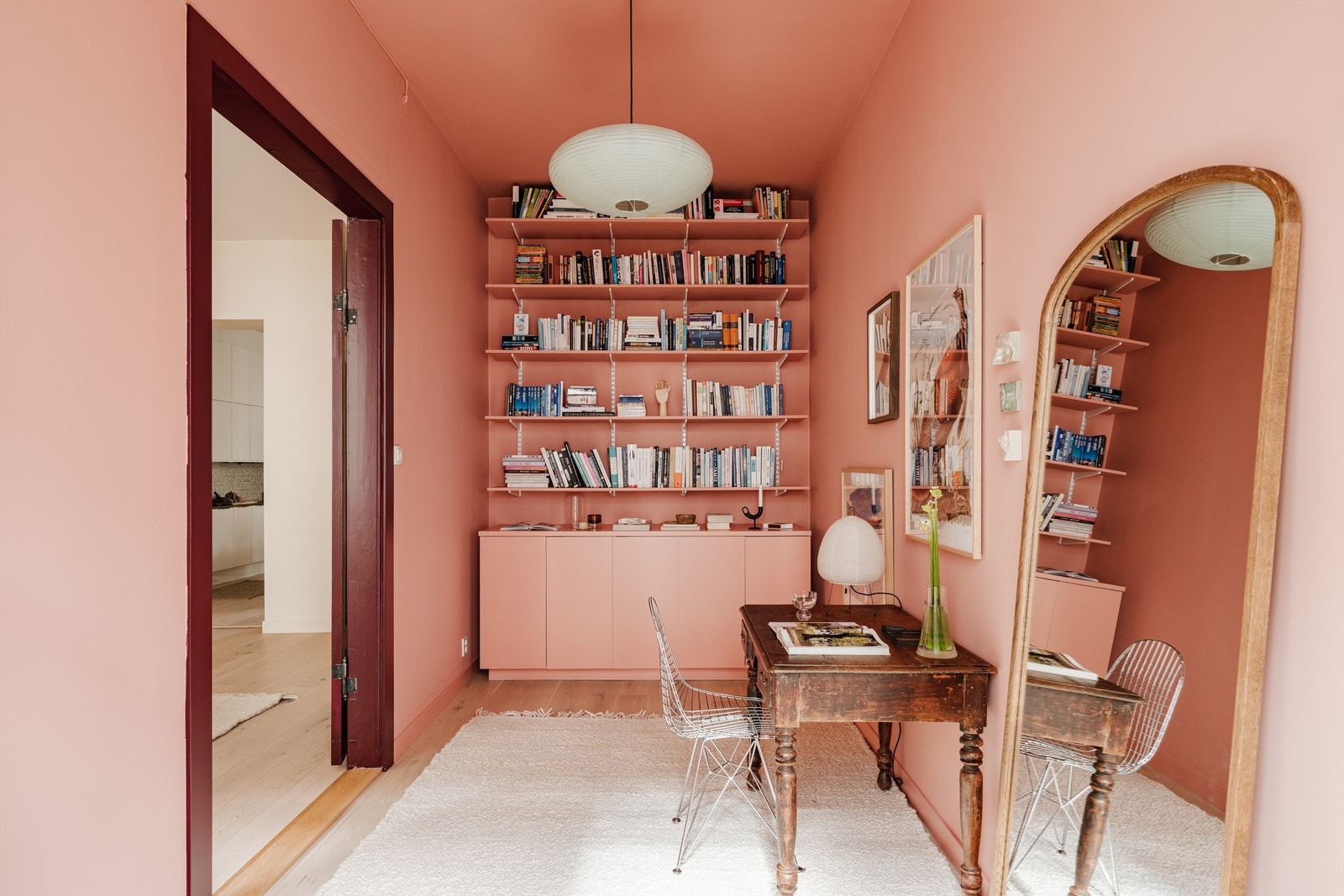Rommet er fleksibelt i bruk og passer perfekt som både gjesterom, kontor, bibliotek eller som en forlengelse av stuen Galleribilde