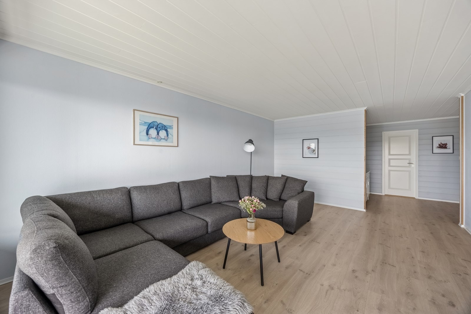 Stuen byr på god plass til både sofagruppe, TV-seksjon og det du ellers måtte ønske. Galleribilde