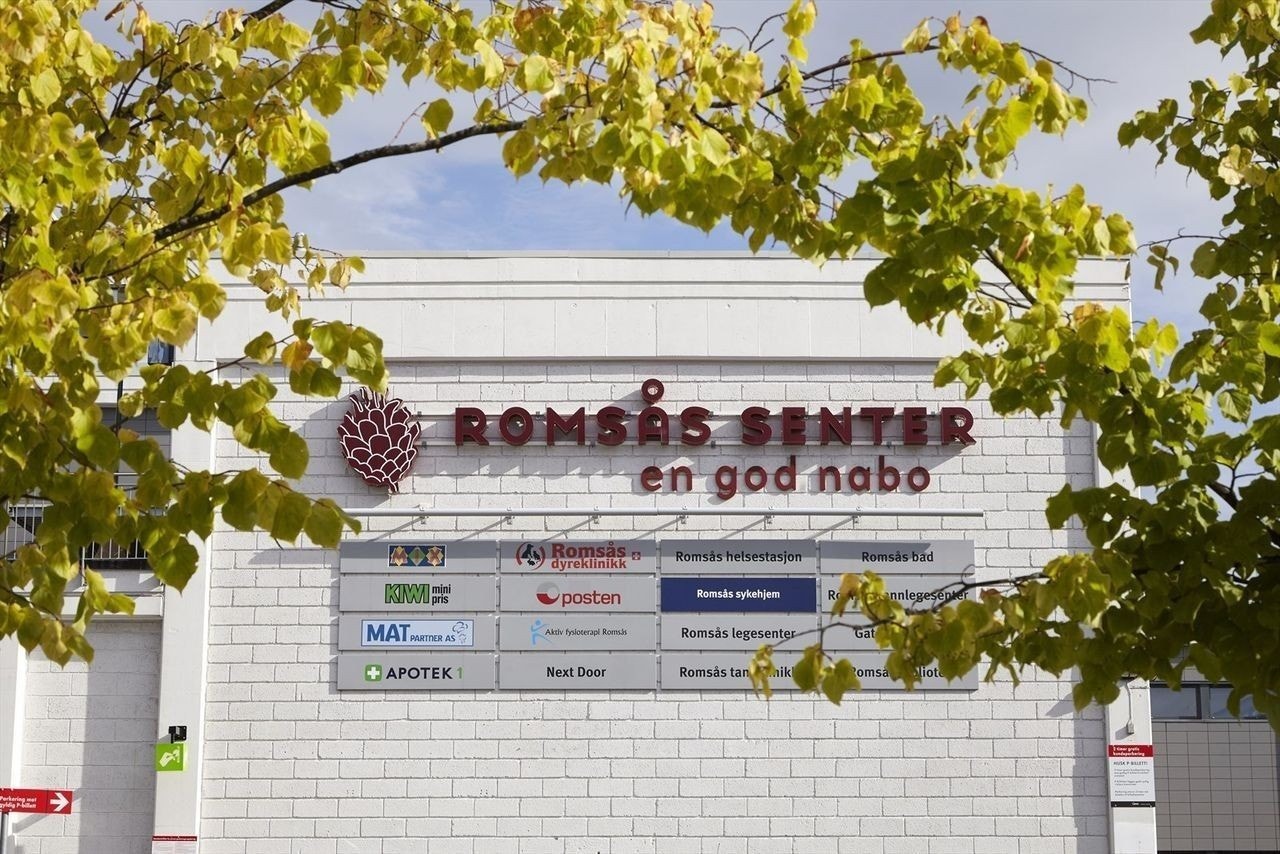 Romsås senter som byr på fasiliteter som bl.a svømmehall, bibliotek, Kiwi Romsås, Actic treningssenter mm. Galleribilde