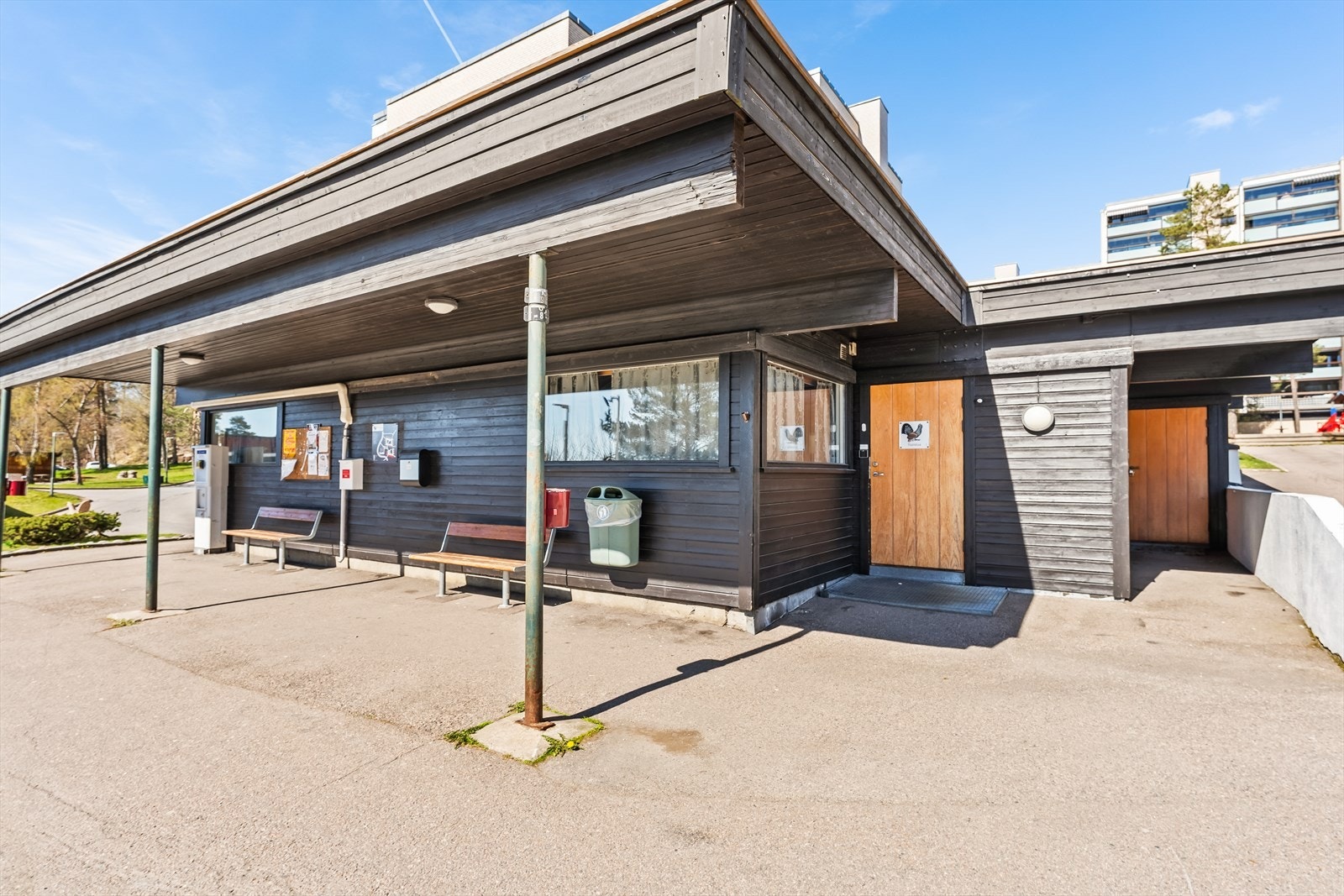 Borettslaget har et bilfritt uteområde med lekeplasser, felles grillplass og et forsamlingslokale til leie. Galleribilde