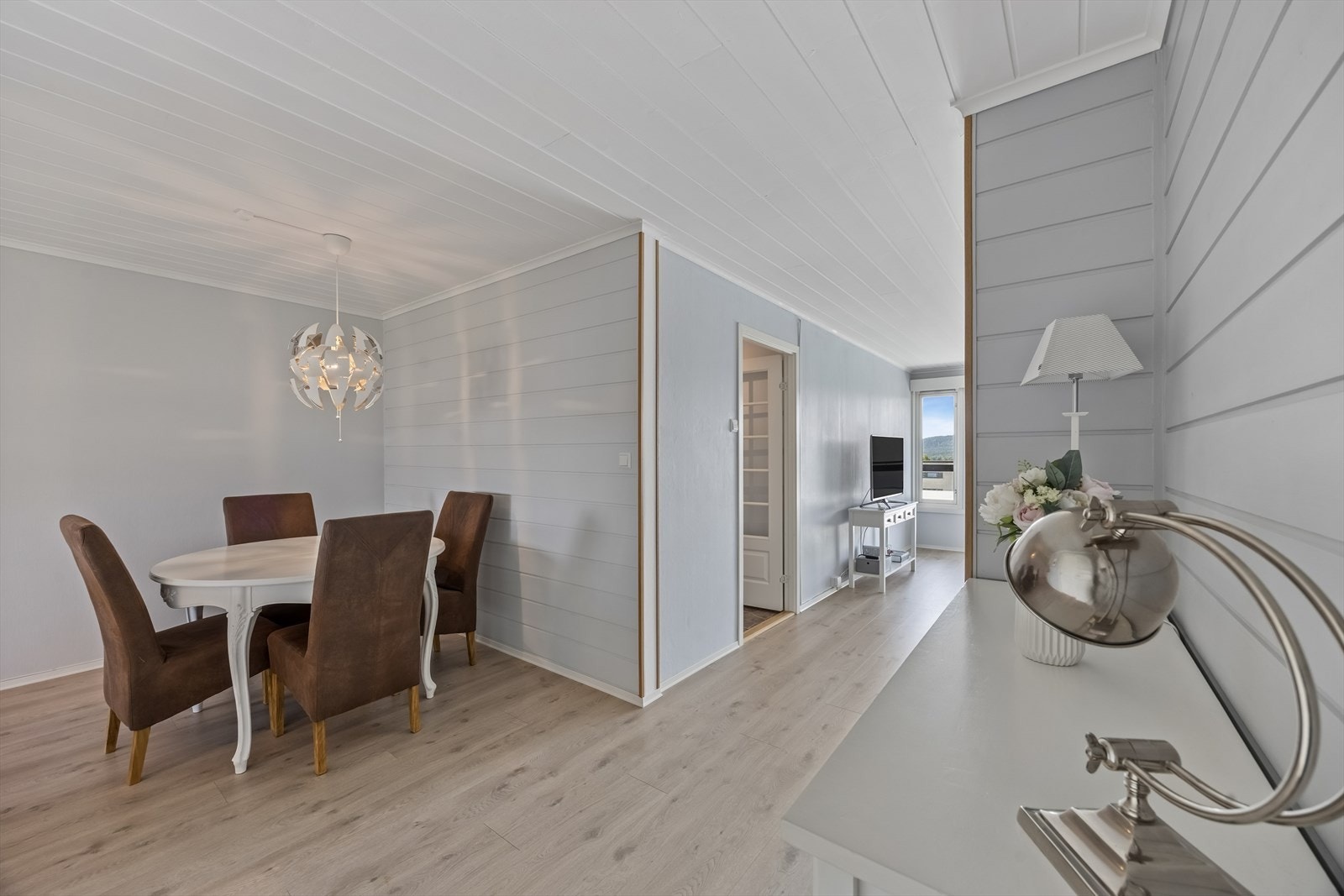 Fra stuen er det en naturlig overgang til spiseplass og kjøkken i en sosial og åpen løsning. Galleribilde