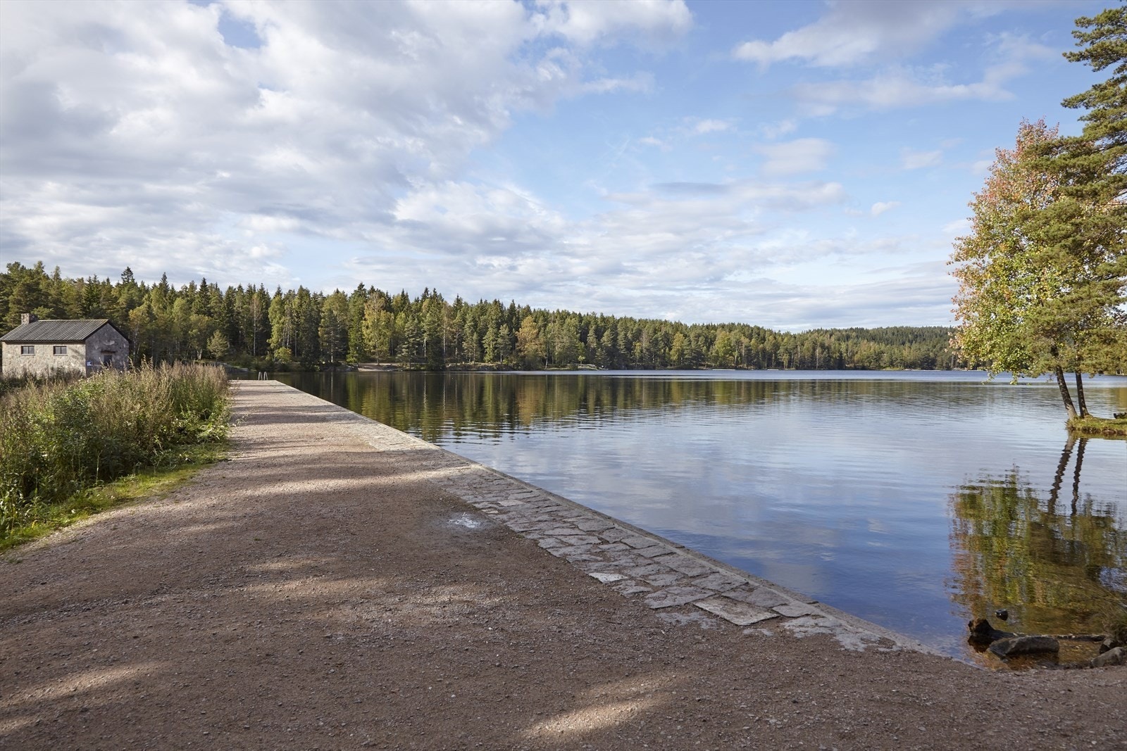 Dette er Steinbruvann, fantastisk tilrettelagt for bading og friluftsliv. Galleribilde