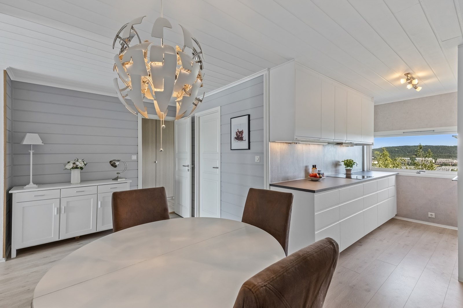 Flott IKEA-kjøkken fra 2015 i åpen løsning mot spiseplassen. Galleribilde