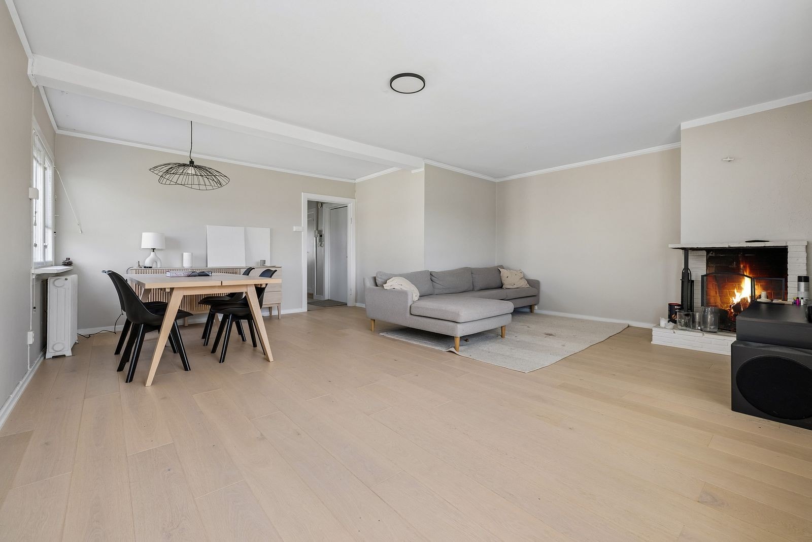 Lys og romslig stue med store vindusflater som slipper inn rikelig med dagslys. Galleribilde
