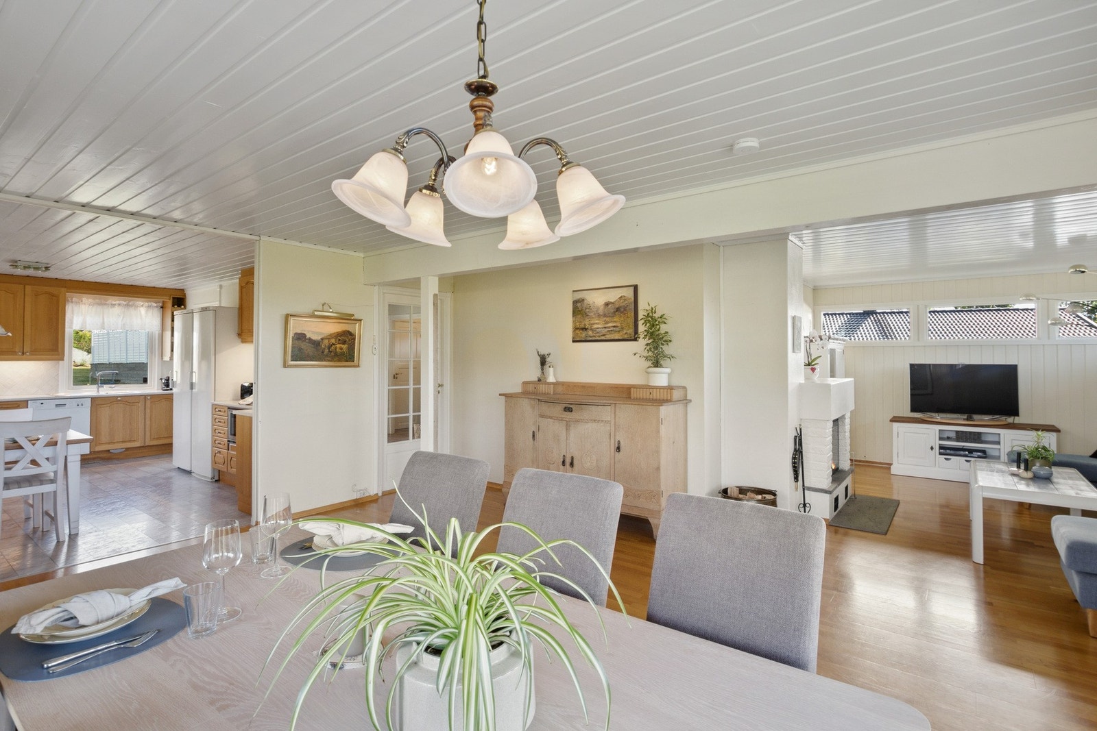 Stuen er naturlig inndelt i to soner med god plass til både tv-lounge og full spisestue Galleribilde