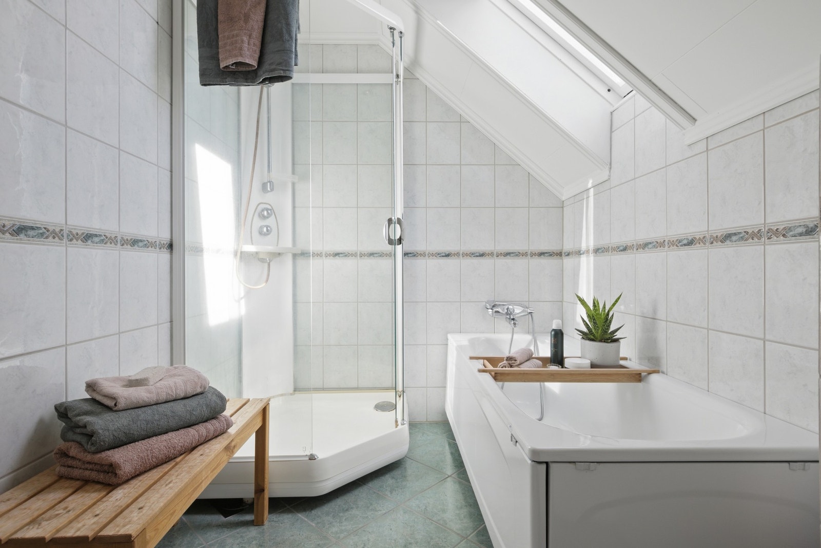 Badet fra 2002 ligger i andre etasje og er utført med fliser på gulv og vegger, gulvvarme og takvindu Galleribilde