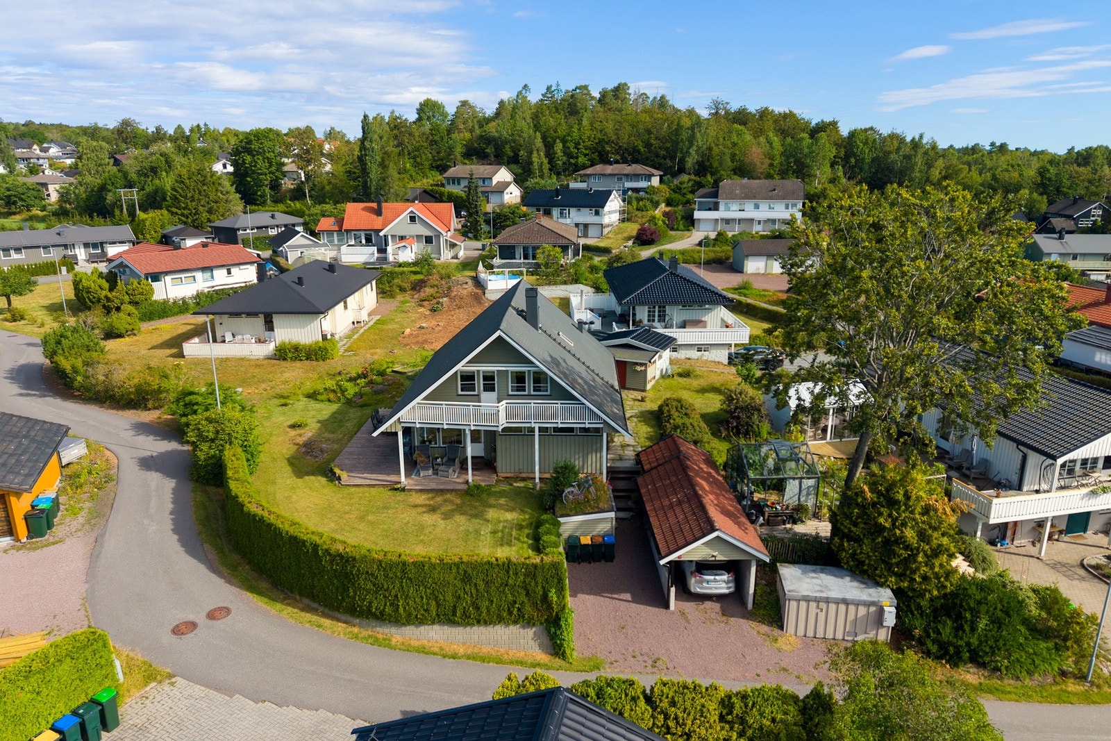 Det er parkering i carport og plass til biler på gårdsplassen. Galleribilde