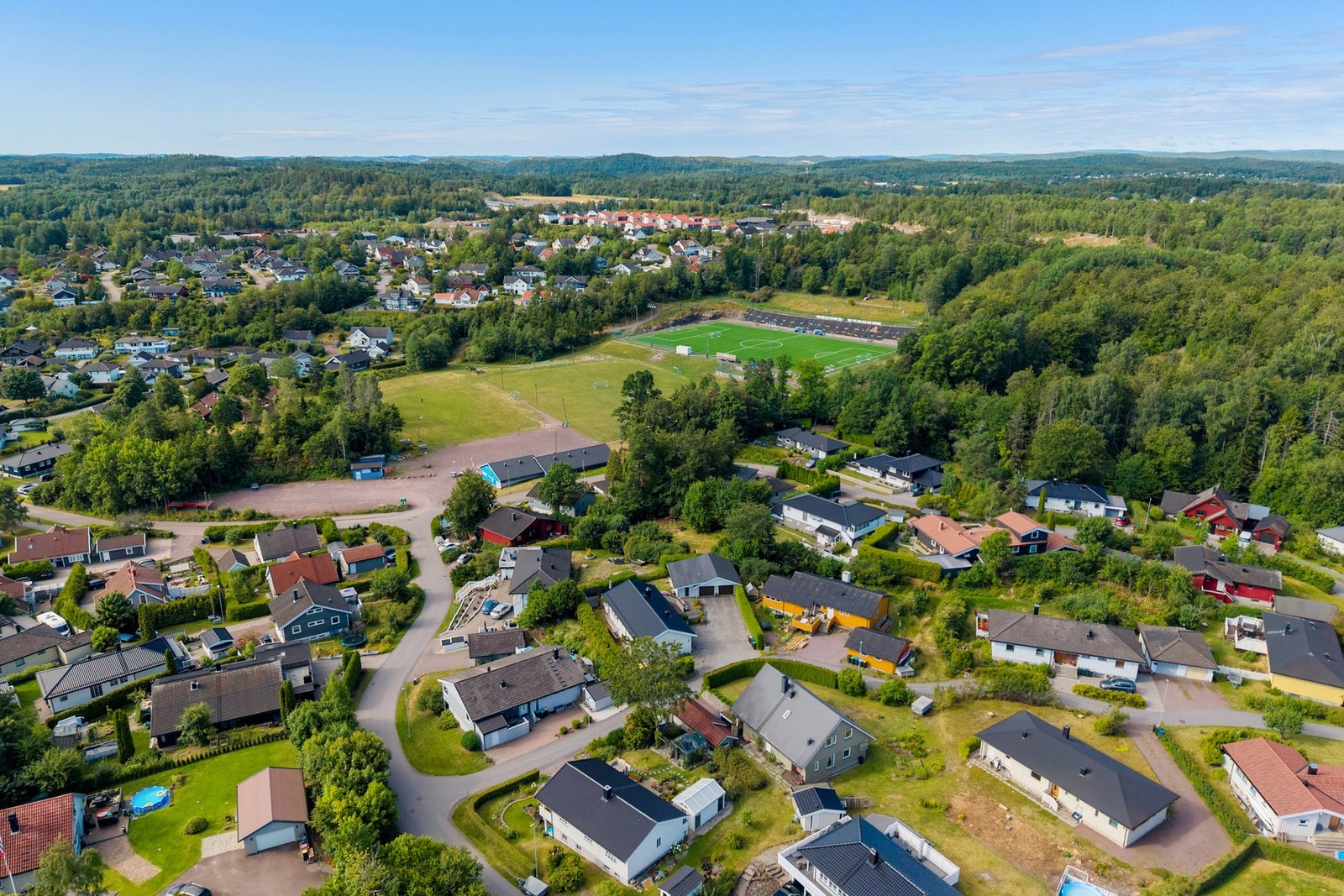 Det er ellers kort vei til idrettsanlegg med fotball, ski og frisbeegolf Galleribilde