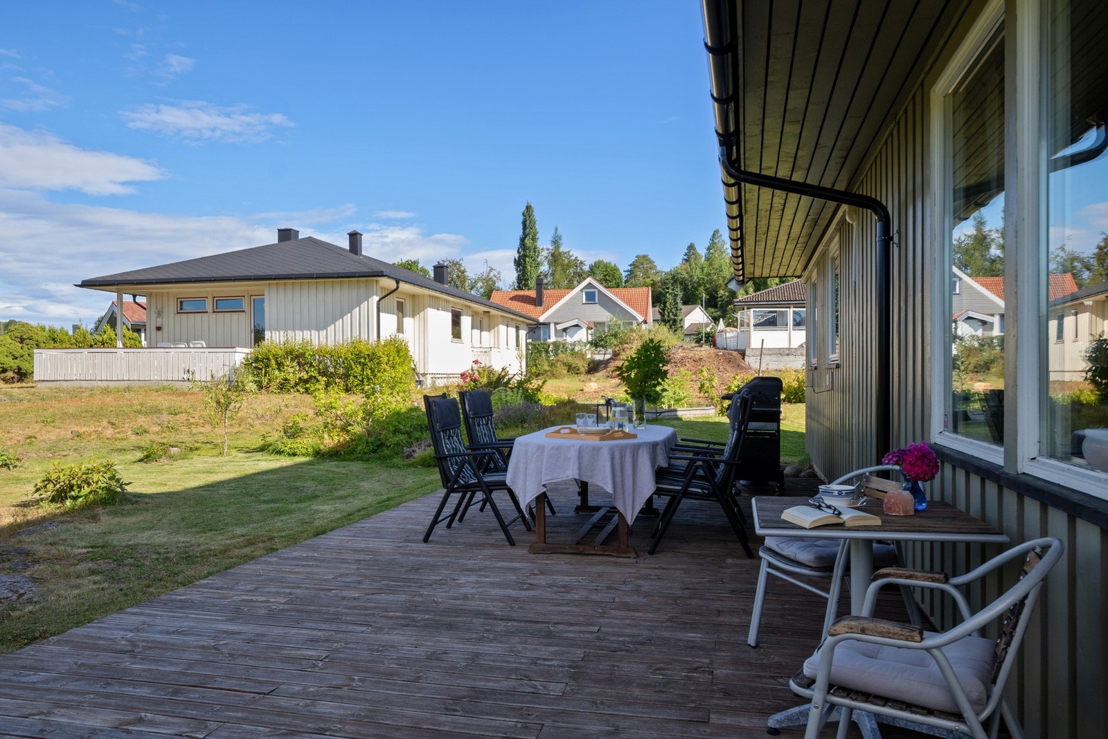 Uteplassene har gode solforhold, dekke av terrassebord og fin plass til utemøbler Galleribilde