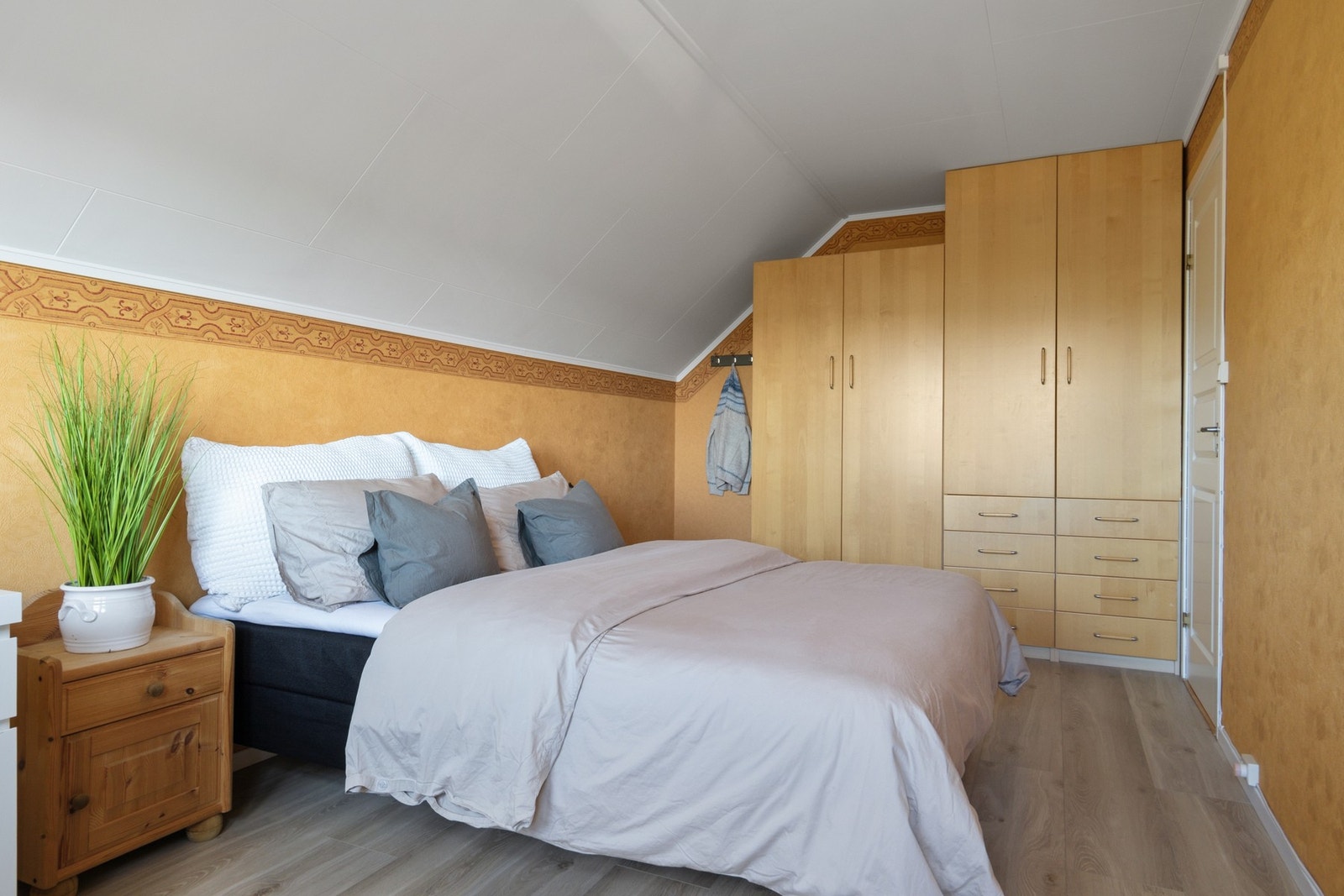 Rommet med balkongen er innredet med garderobeskap og ett av de andre har skyvedørsgarderobe Galleribilde