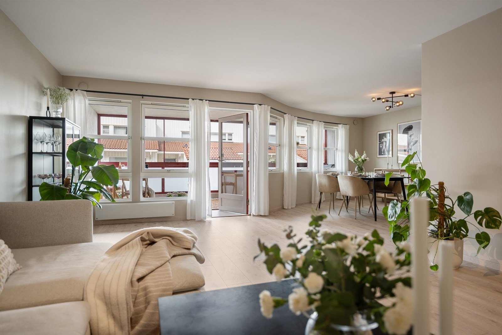 Innbydende stue med store vindusoverflater og direkte utgang til innglasset balkong. Galleribilde