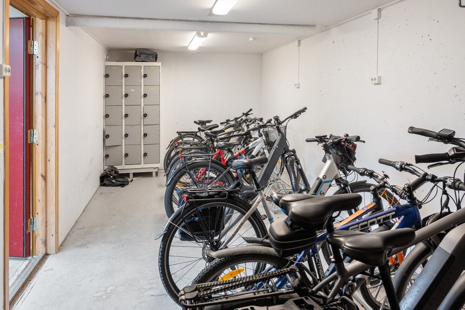 Felles sykkelparkering finnes i blokken. Galleribilde