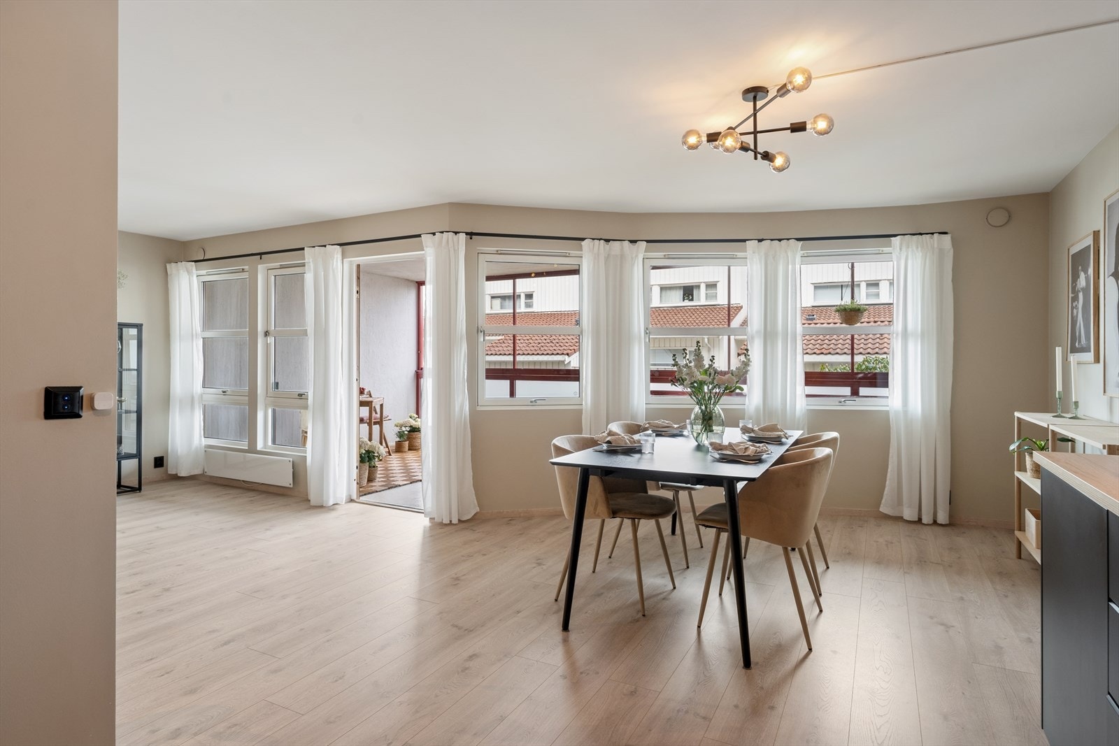 Fra stuen har man direkte tilkomst til en innglasset balkong. Galleribilde