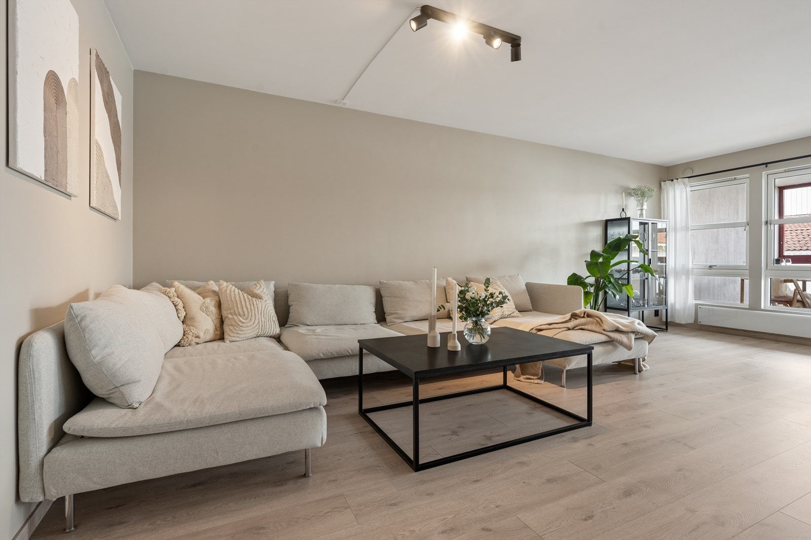 Stuen er av god størrelse - rikelig med plass til stor sofa og tv-krok. Galleribilde