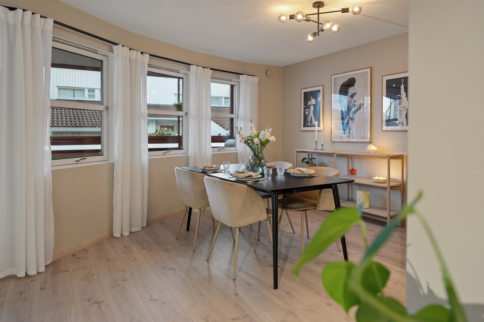 Luftig spisestue med plass til en stor spisegruppe. Galleribilde