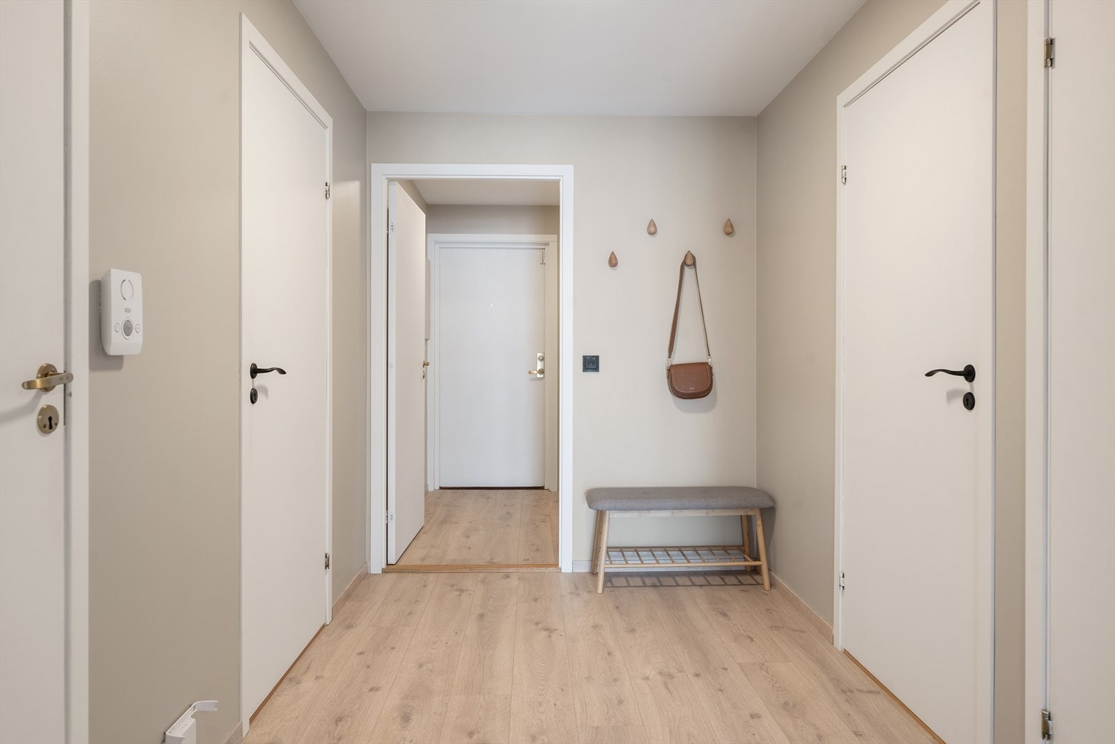 Entréen er romslig og innbydende - med god plass til å henge i fra seg yttertøy og sko. Galleribilde