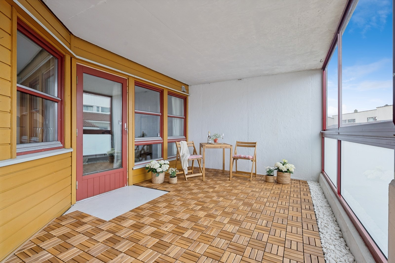 Balkongen er belagt med klikkfliser og kan nytes året rundt. Galleribilde