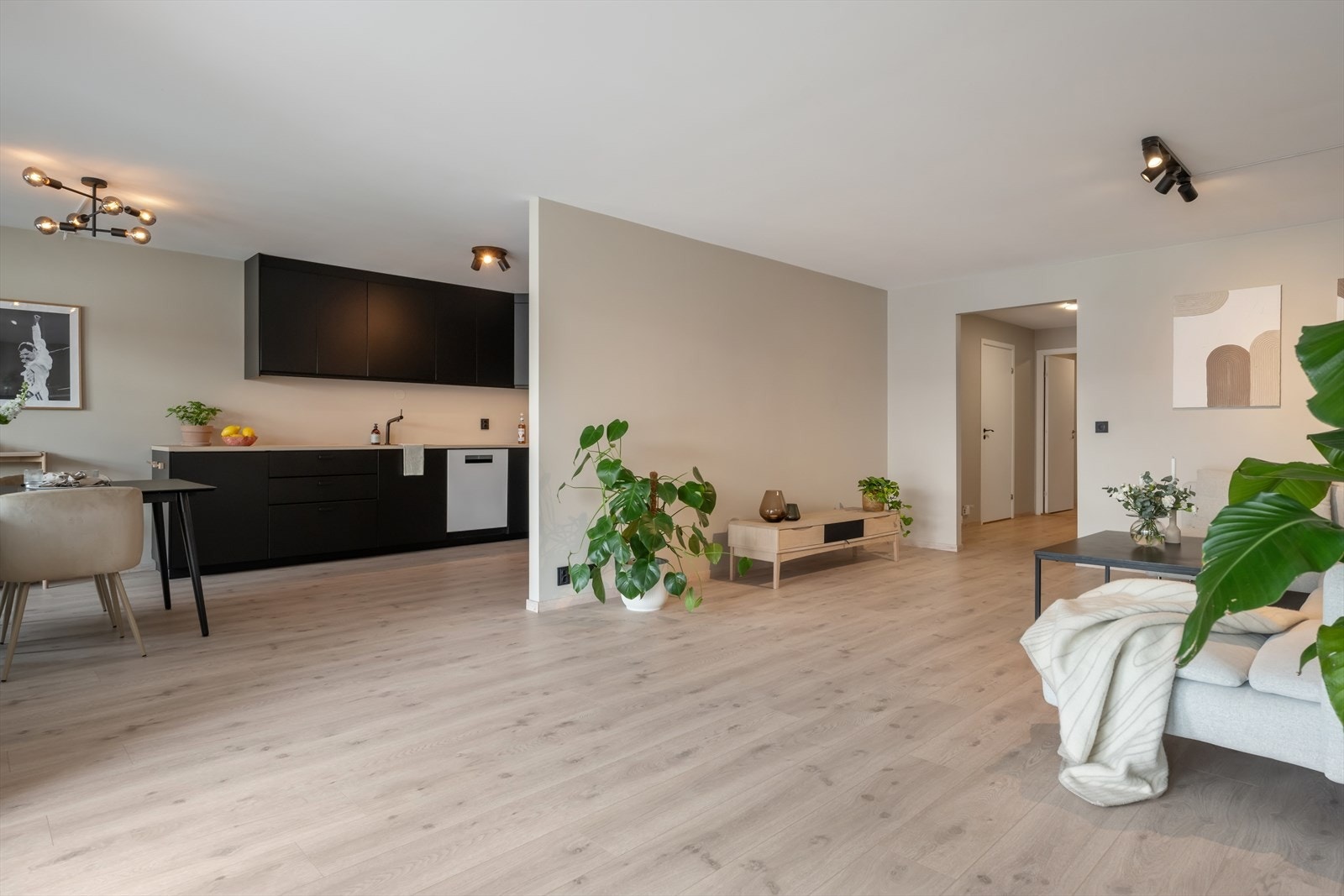 DNB Eiendom v/Martin Sørbø har gleden av å presentere Kornblomstsvingen 51B - en rålekker og stor 3-roms leilighet med moderne standard. Galleribilde