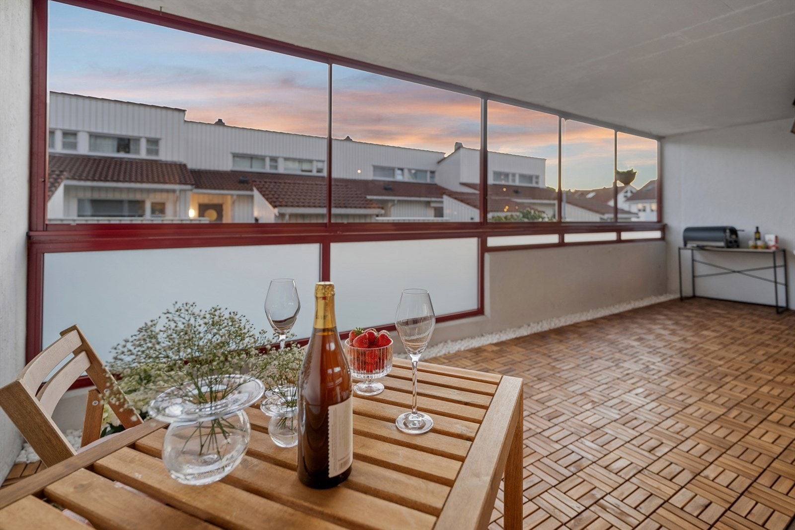 Balkongen er nylig innglasset, og i retning vest - altså rikelig med sol på ettermiddag og kveld. Galleribilde