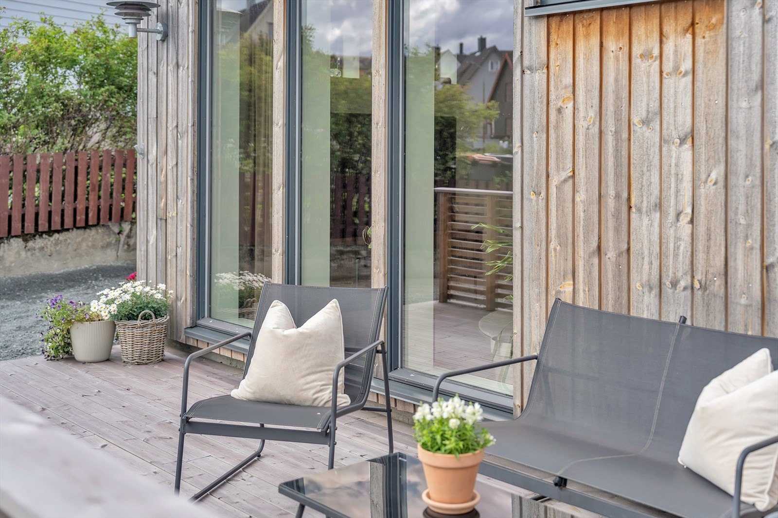 Fra stuen er det direkte utgang til en skjermet platting på 21 m². Galleribilde