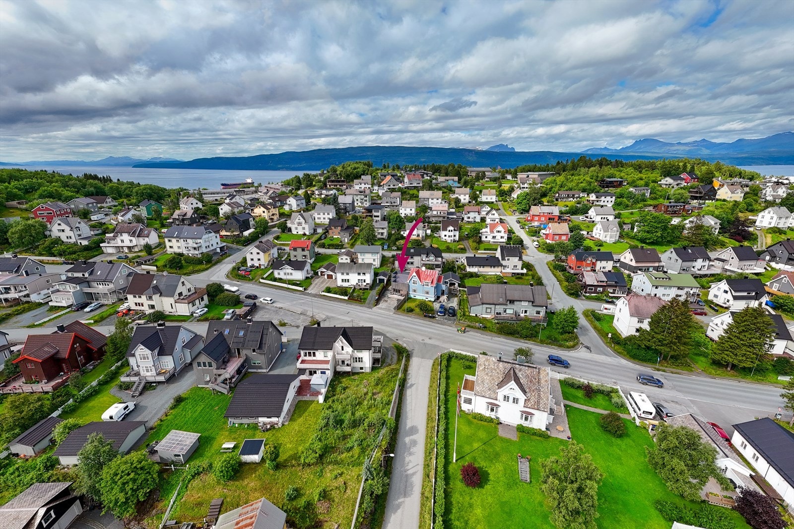 Eiendommen ligger i Narvik kommune, med nærhet til fjorden. Galleribilde