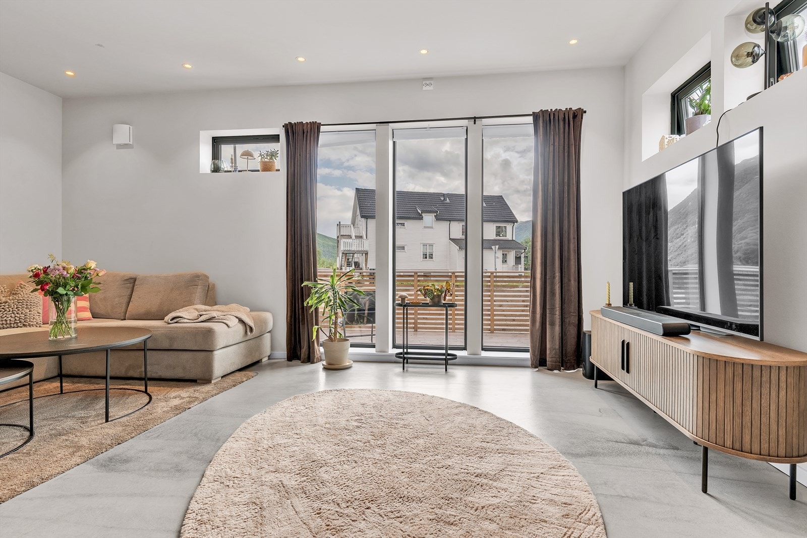 Stuen har god plass til en romslig sofagruppe. Galleribilde