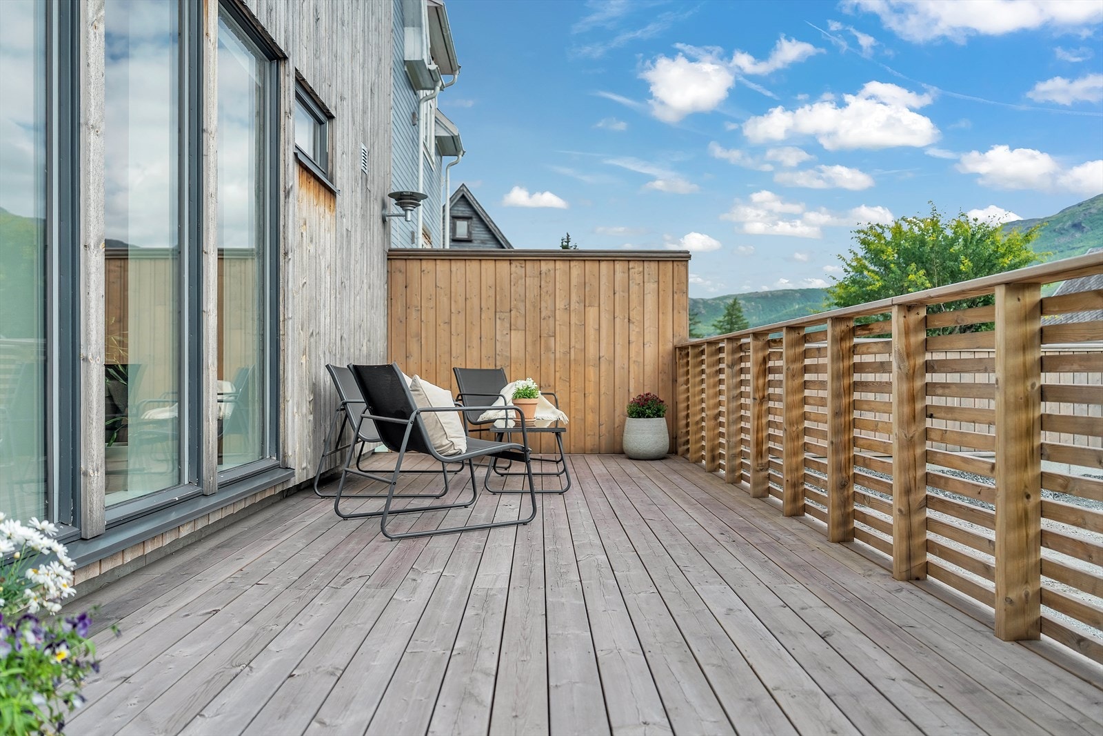 Solrik terrasse. Galleribilde