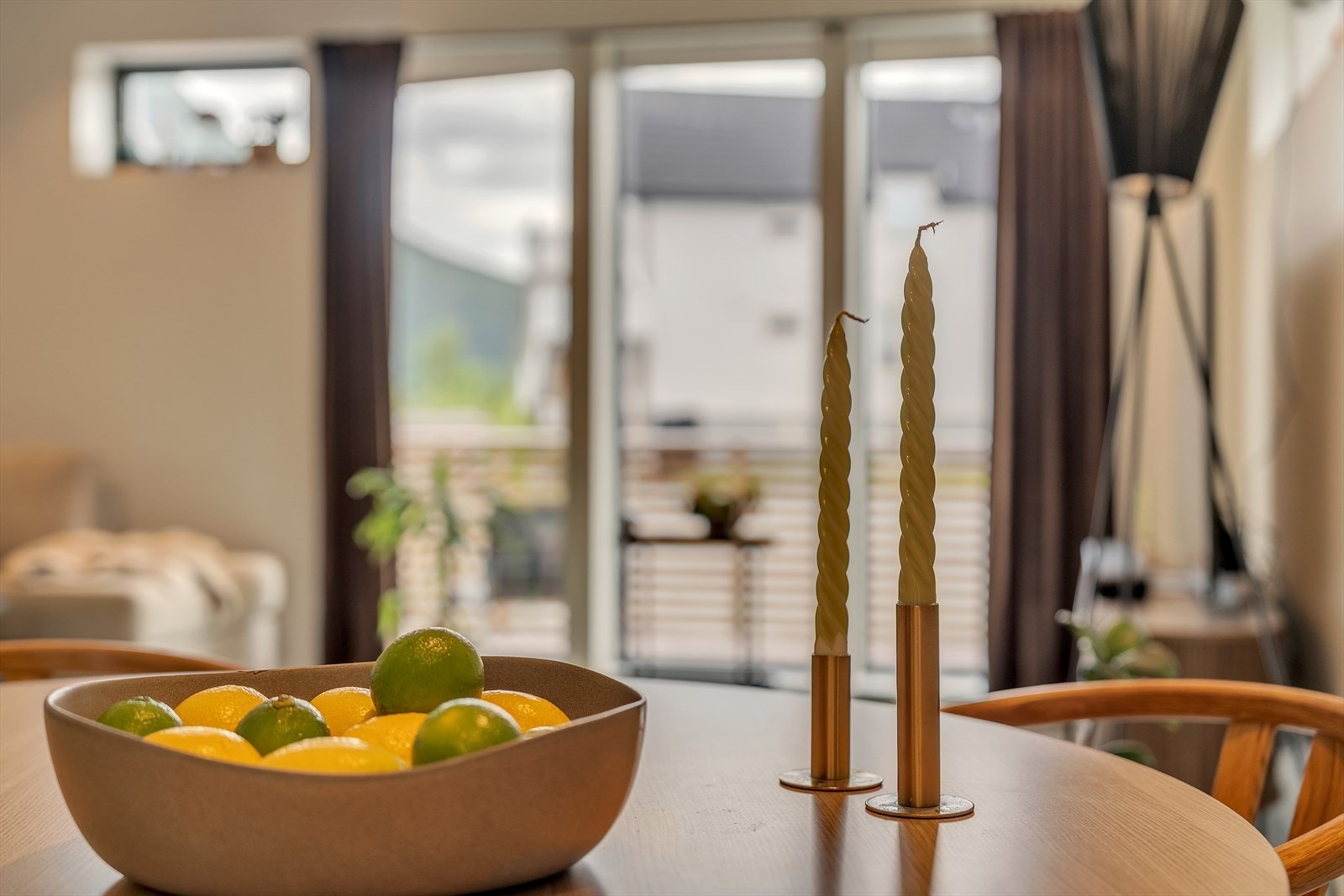 Store vindusflater gir godt med naturlig lys, et gjennomgående trekk ved boligen. Galleribilde