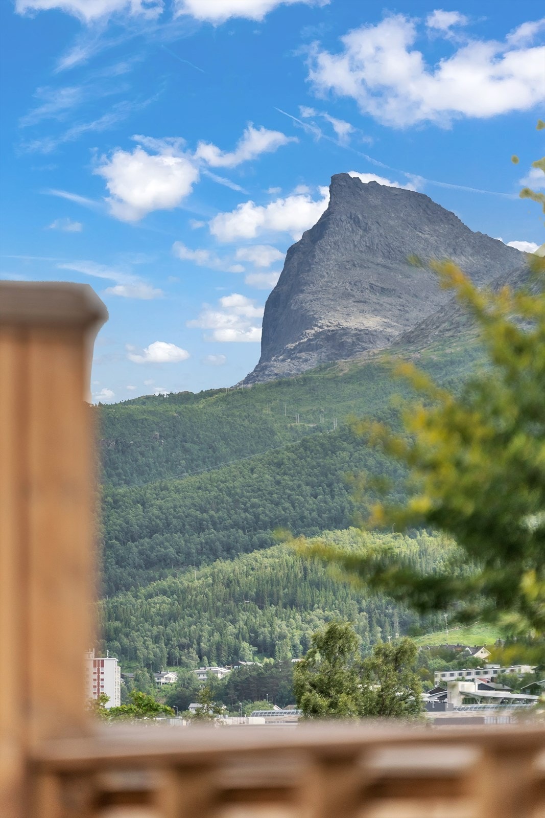 Fra eiendommen er det utsikt mot fjellene rundt Narvik. Galleribilde