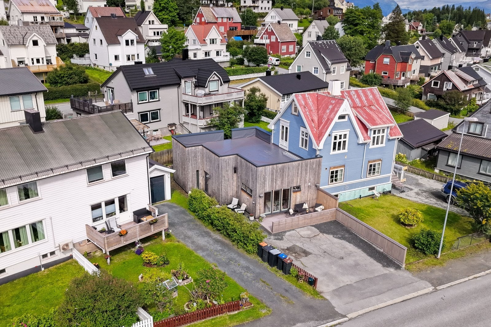 Tomannsboligen ligger på en relativt flat tomt. Galleribilde