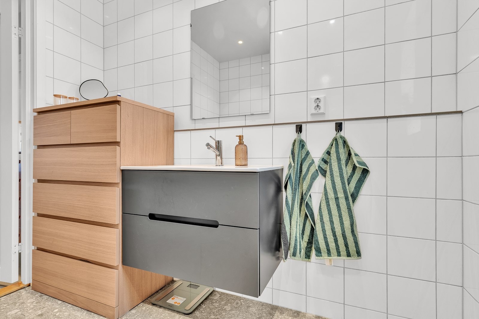 Baderomsinnredning med nedfelt servant og veggmontert toalett. Galleribilde