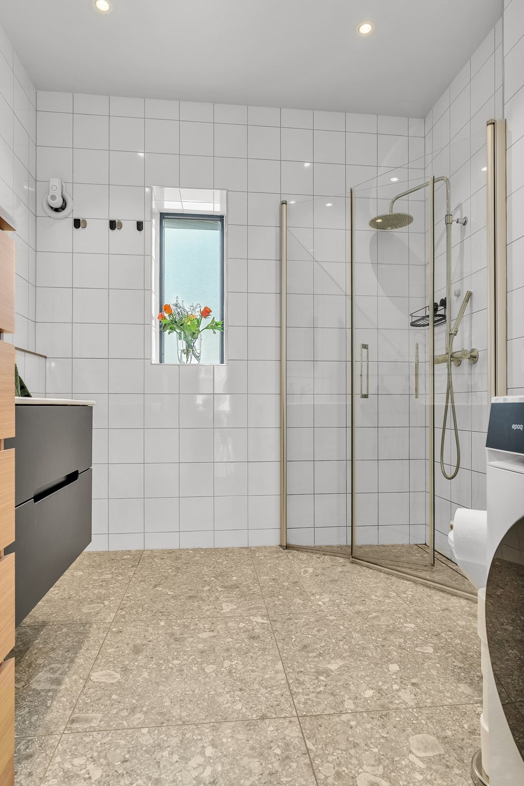 Badet har elektriske varmekabler i gulvet og avtrekksventilasjon. Galleribilde