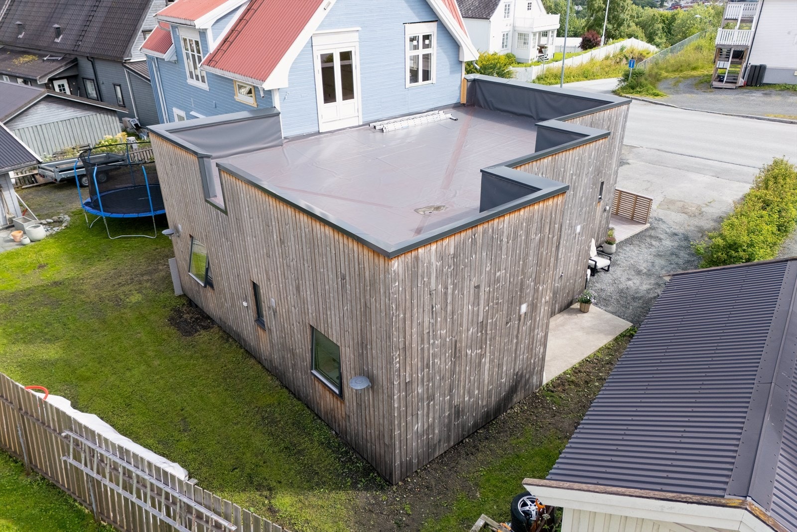 Taket er en flat konstruksjon, besiktiget og vurdert i tilstandsrapporten. Galleribilde