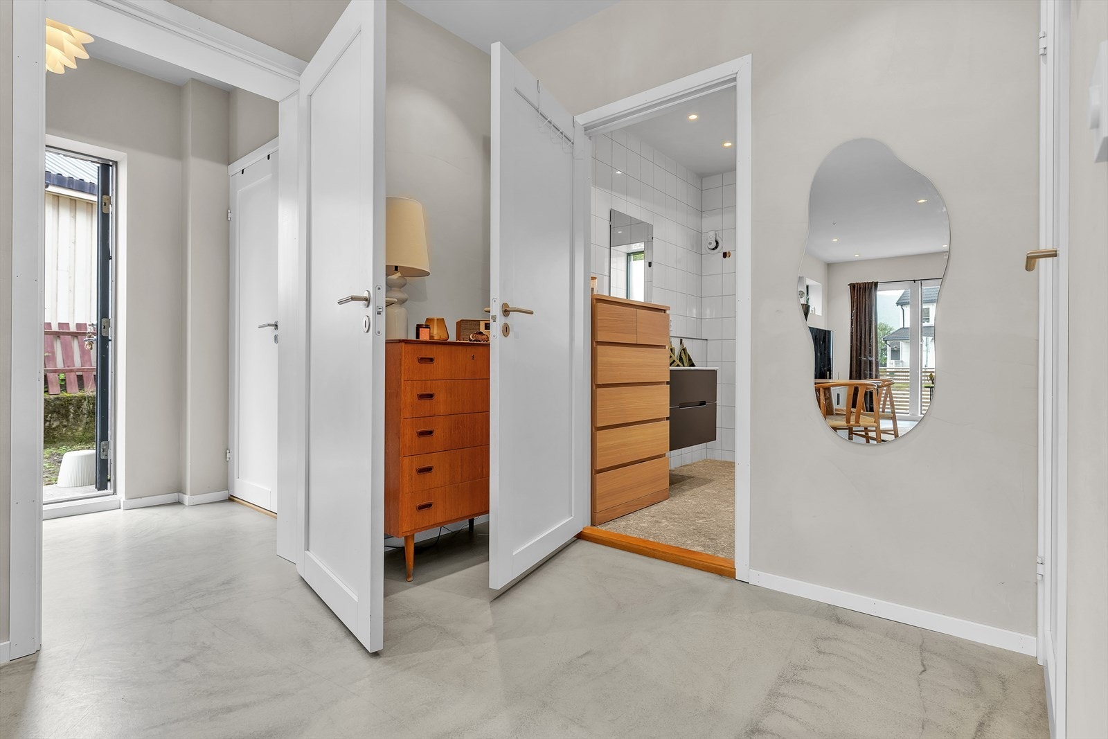 Fra gangen er det tilgang til boligens to soverom og bad. Galleribilde
