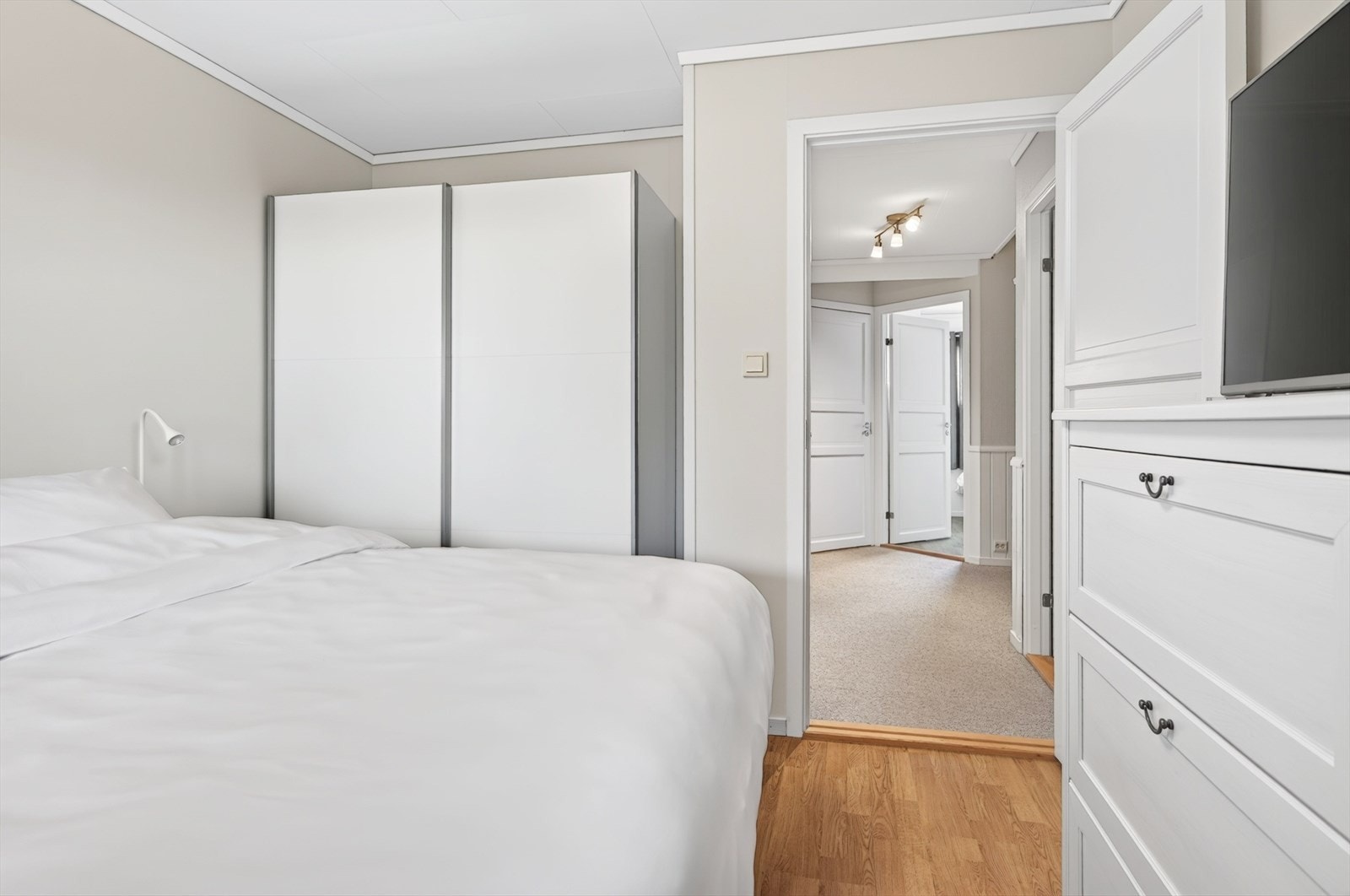 Pen skyvedørsgarderobe Galleribilde