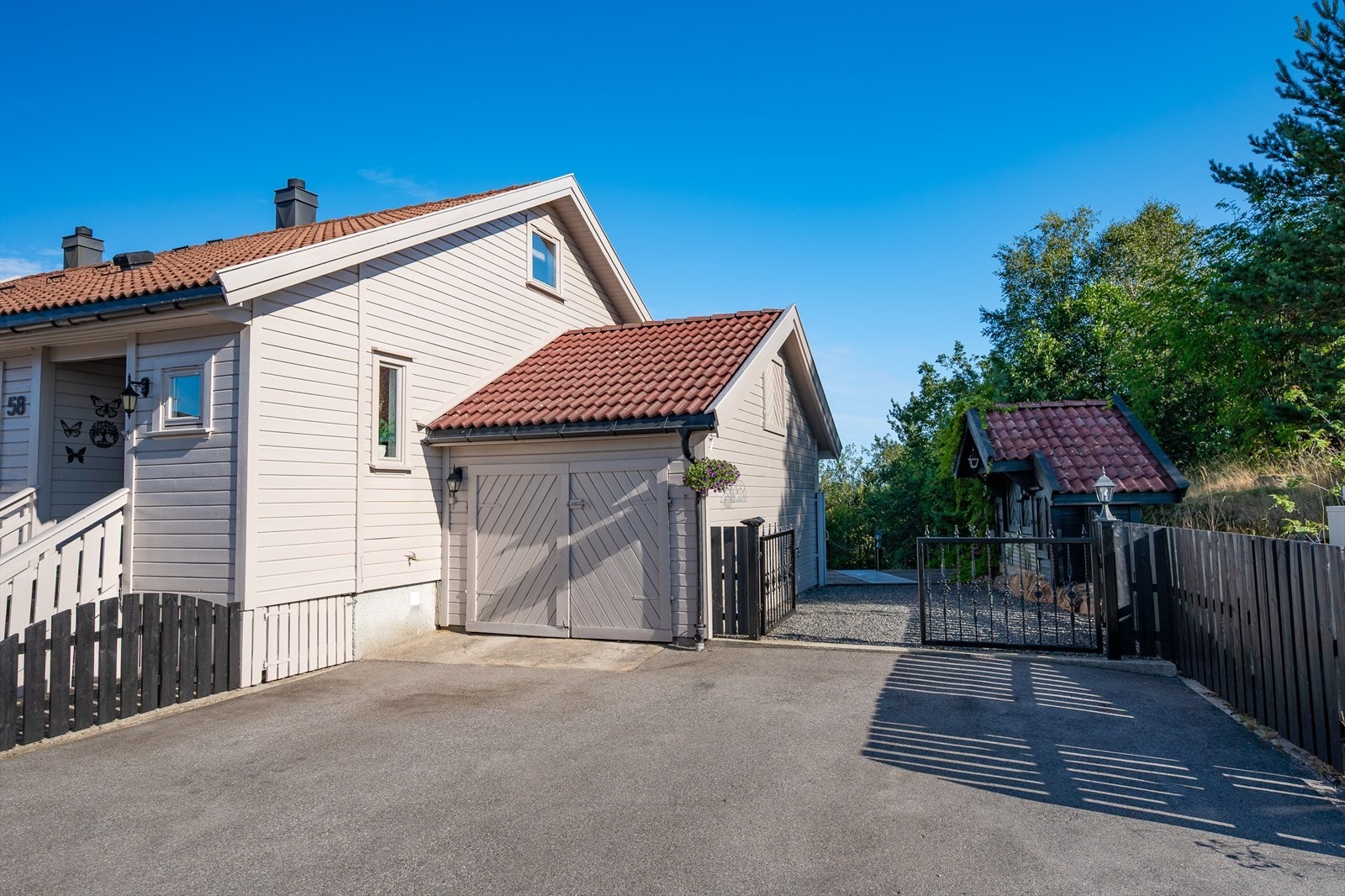 Garasjen på 18 kvm har automatisk åpner Galleribilde