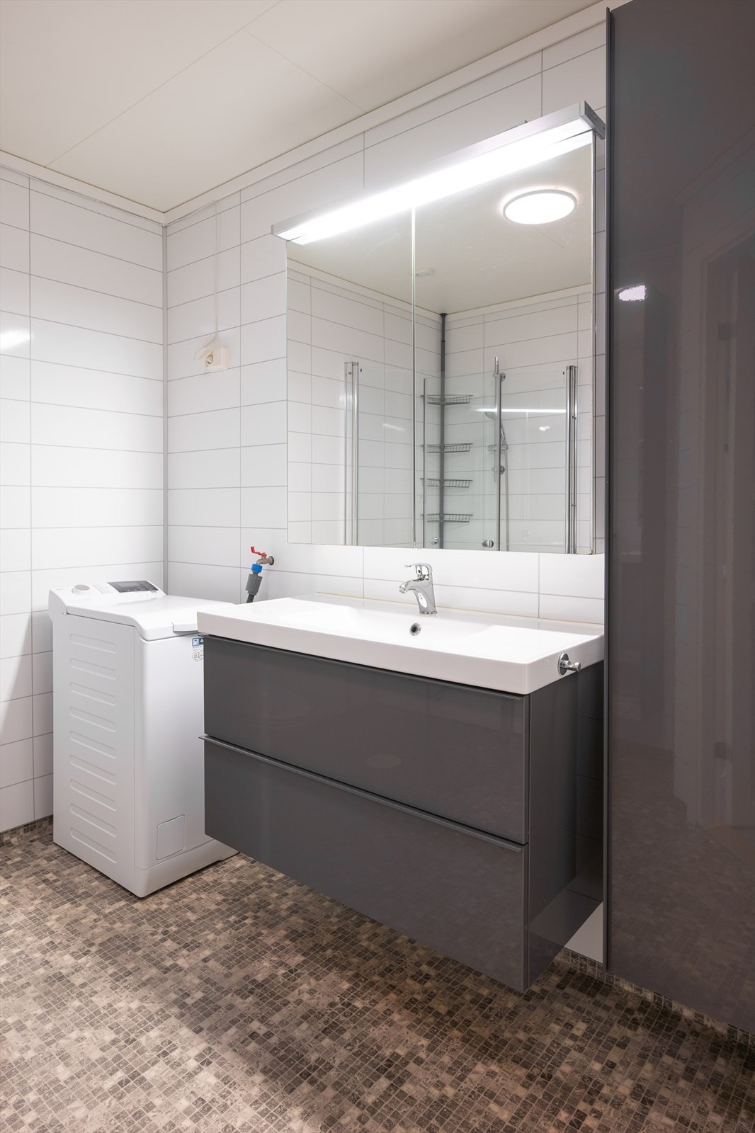 Stilren innredning, wc, dusjhjørne og opplegg for vaskemaskin Galleribilde