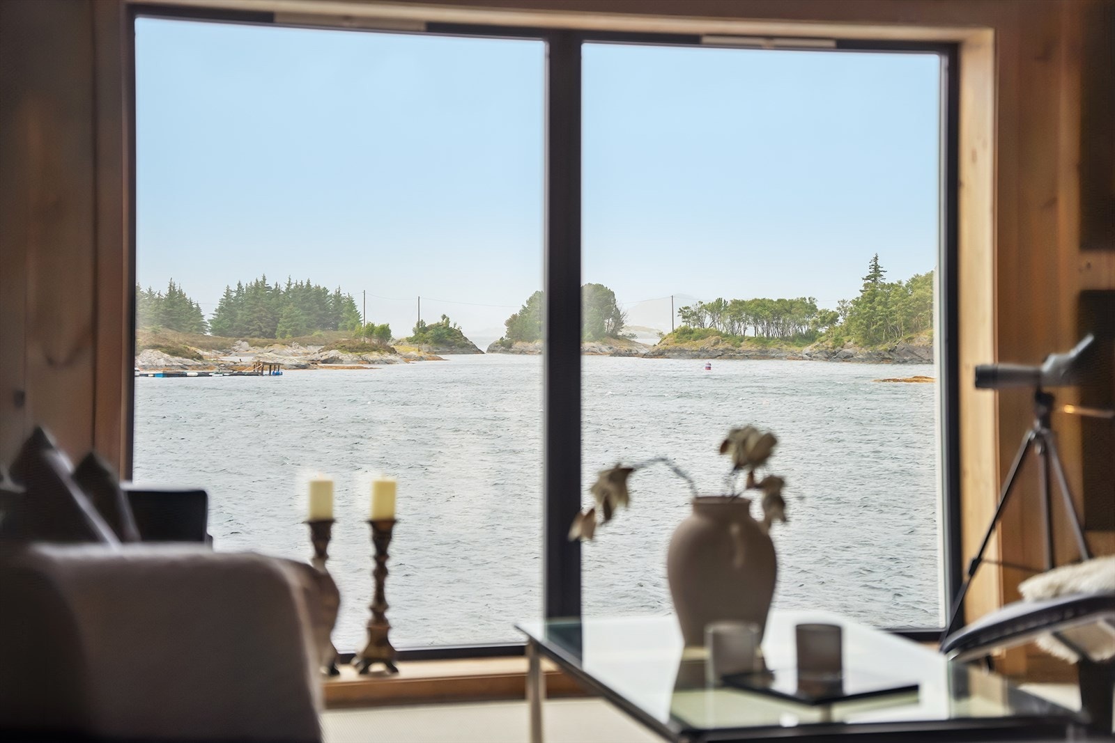 På Venøya er havet meir enn ei utsikt - det er ein del av kvardagen. Her kan du følgje vêret, lyset og livet på sjøen frå første rad. Galleribilde