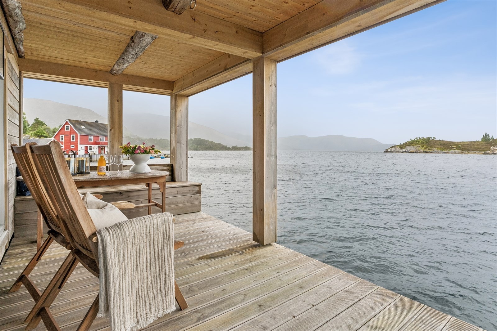 Terrassen ligg heilt i sjøkanten og inviterer til lange morgonar med kaffikoppen, stille ettermiddagar i sola og lyse sommarkveldar med bølgjene som bakgrunnsmusikk. Galleribilde