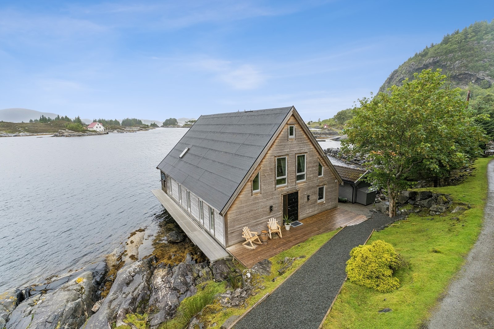 Her kan dagane starte med bølgjeskvulp og avsluttast med kveldssol over fjorden. Ei hytte som inviterer til ro, nærvær og gode opplevingar - år etter år. Galleribilde