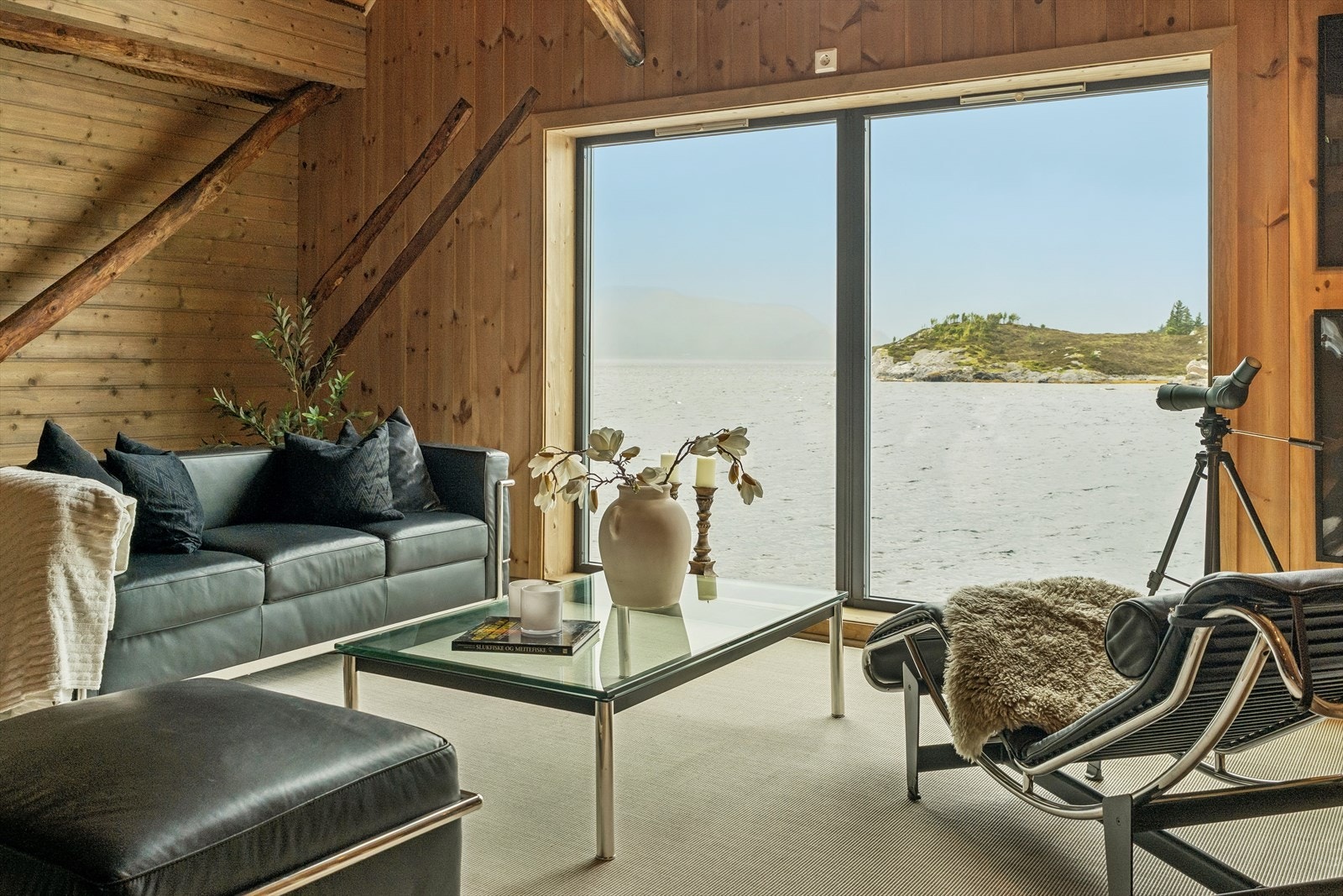 Ei utsikt som aldri blir den same frå dag til dag. Her skaper havet, lyset og skjergarden eit levande bilete utanfor vindauget - året rundt. Galleribilde