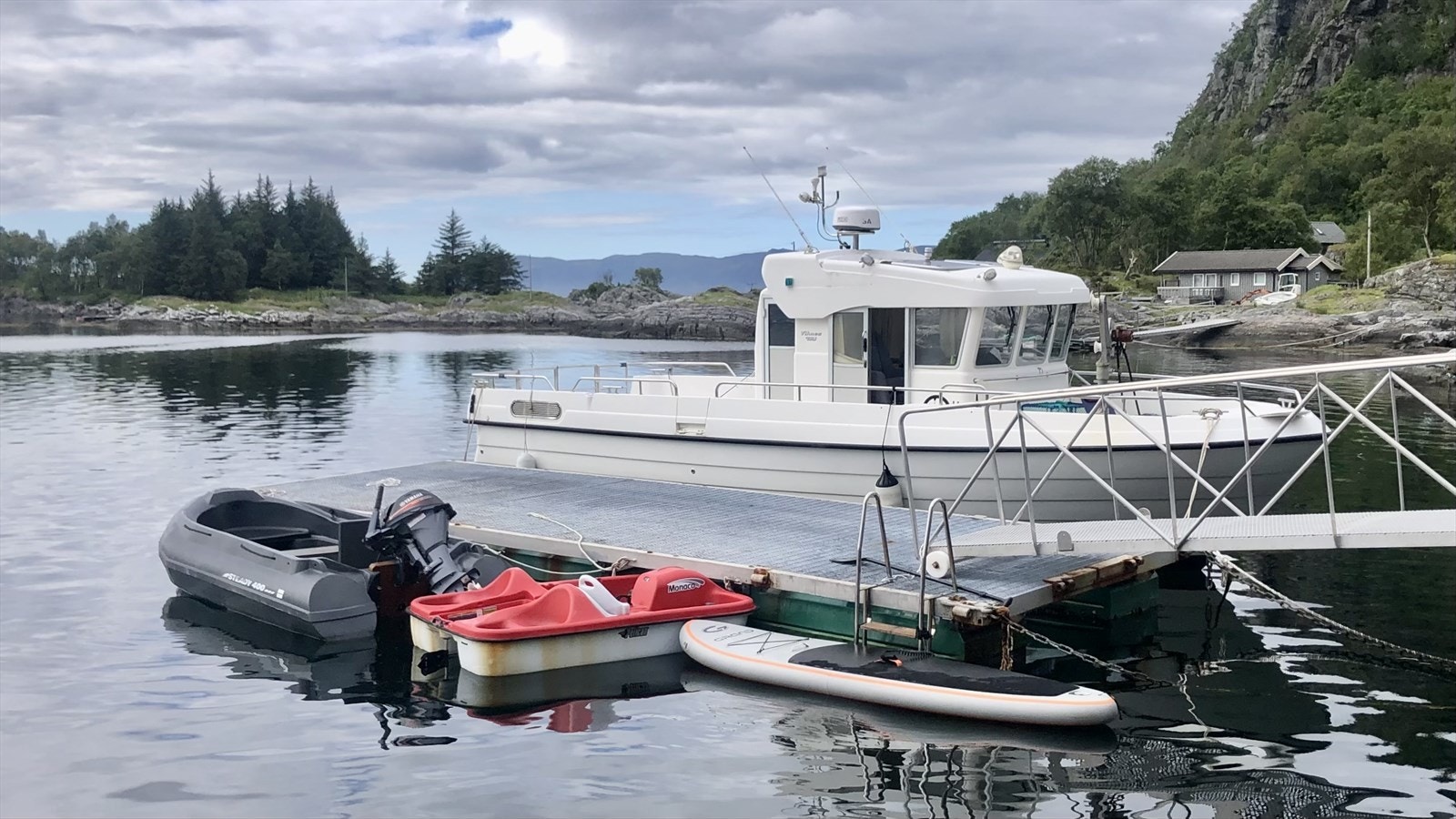 Bryggja blir eit naturleg samlingspunkt gjennom heile sommaren. Her ligg alt klart for båtliv, padling, bading og gode opplevingar på fjorden. (Selgars eige bilete) Galleribilde