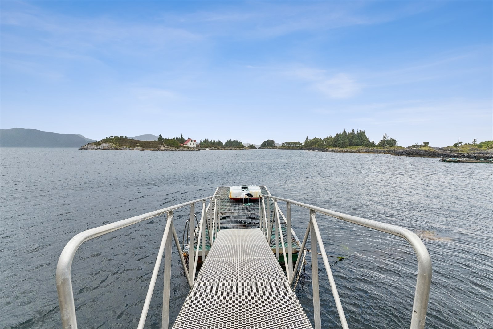 Med eiga flytebryggje og sjøen rett utanfor døra er eigedomen eit perfekt utgangspunkt for båtturar, fiske og naturopplevingar langs kysten. Galleribilde