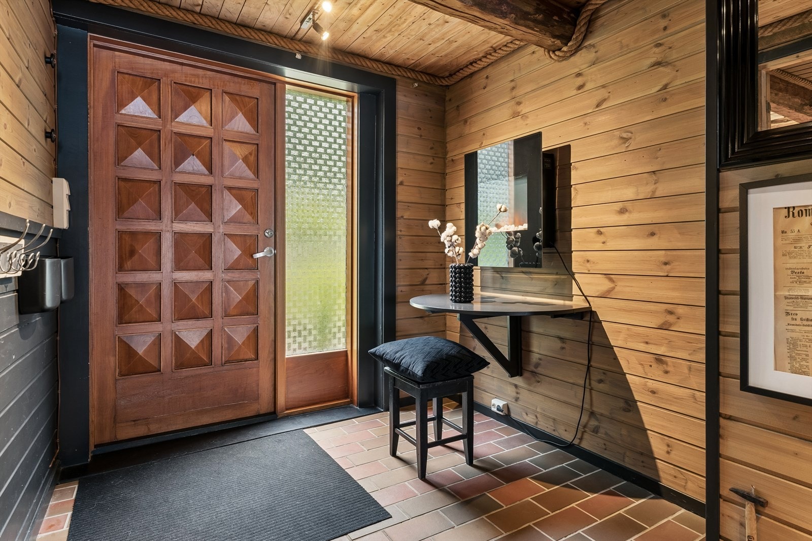 Den romslege entréen gjev eit godt førsteinntrykk, med god plass til ytterklede og sko, og ei praktisk overgangssone mellom ute og inne. Galleribilde