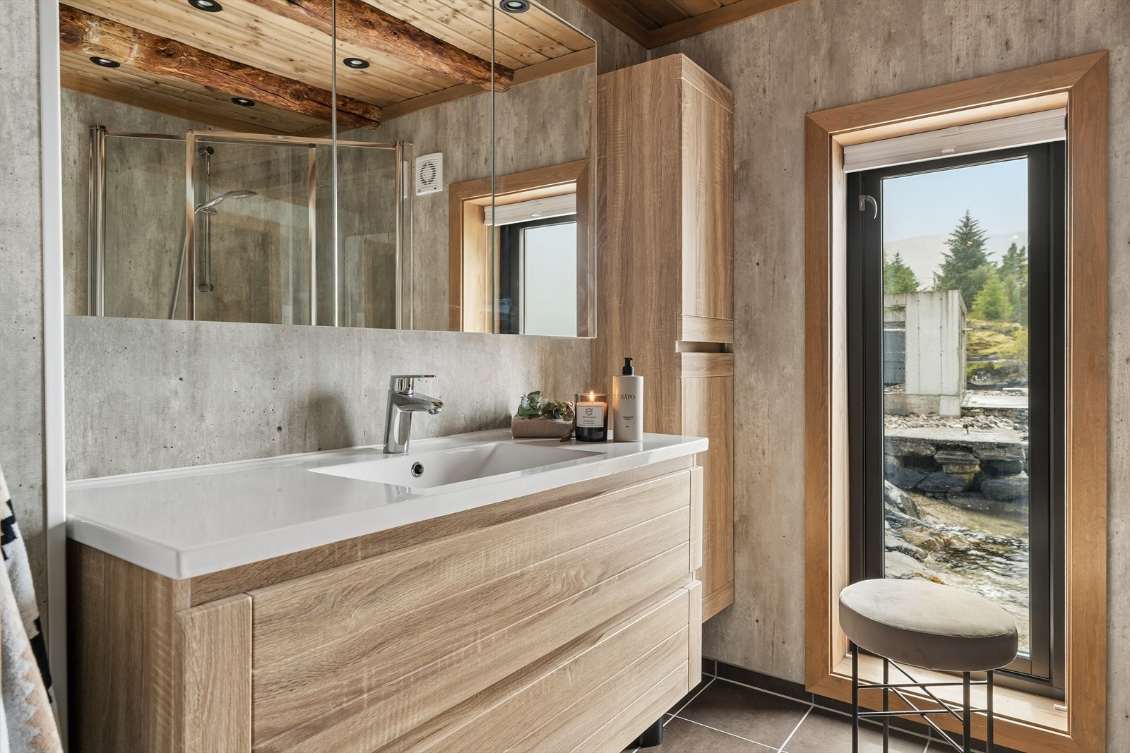 Badet er utforma med sans for både funksjon og stemning. Naturlege material, reine liner og godt lysinnslepp skaper ei lun spa-kjensle - ei lita kvilestund i seg sjølv. Galleribilde