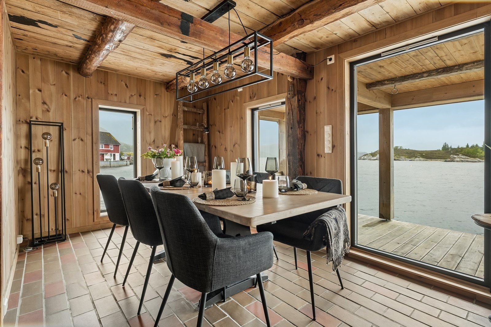 Den romslege spiseplassen har ei fantastisk plassering tett på sjøen. Store glasflater slepper naturen inn og gjev flott utsyn, her kan du opne skyvedøra og la inne- og uterom gli saumlaust saman. Galleribilde