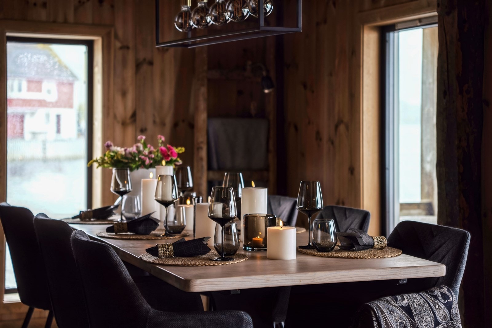Når levande lys blir tende og utsikta mot sjøen dannar bakteppet, blir måltida til små høgdepunkt. Ei spisegruppe som innbyr til nærvær og gode stunder året rundt. Galleribilde