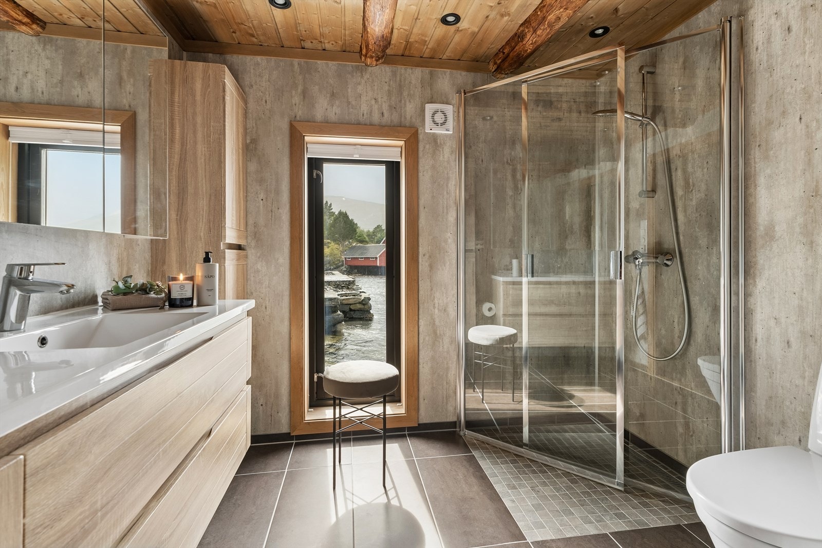 Badet er innreidd med romsleg baderomsinnreiing, god oppbevaringsplass og stor dusjsone. Vindauga slepper inn rikeleg med dagslys og skaper ei lys og triveleg romkjensle. Galleribilde