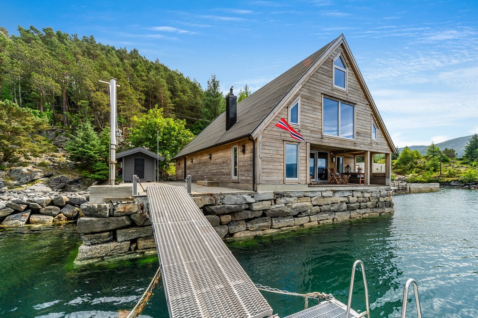 Eigedomen har ei heilt unik plassering i sjøkanten på Venøya, med strandlinje og direkte tilkomst til sjøen. Galleribilde