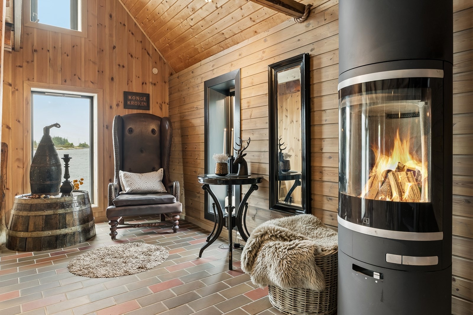 Ei lun lesekrok der du kan trekkje deg tilbake etter ein dag ute. Fyr i omnen, mjuke skinn og utsikta mot sjøen skaper den ekte hyttekjensla. Galleribilde